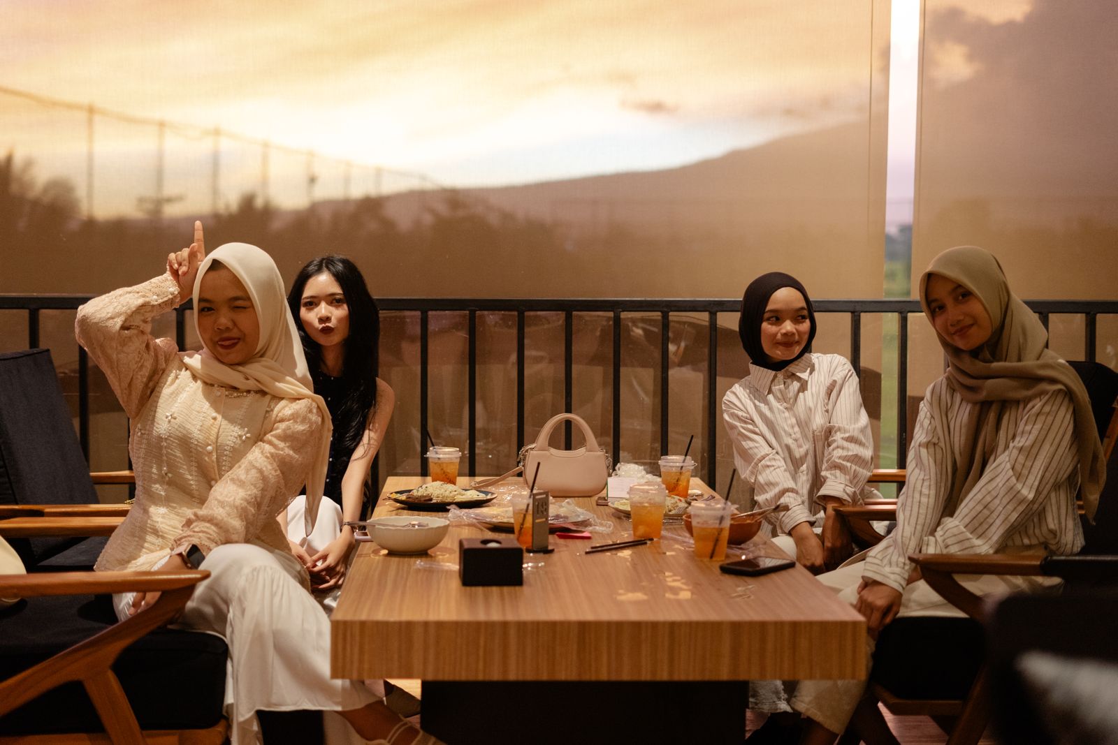 Momen pengunjung, sajian, dan keseruan di Magnolia Coffee & Asri Golf (11)