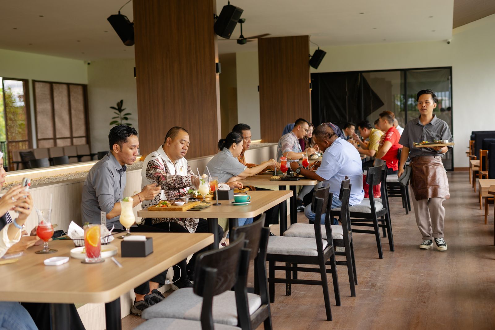 Momen pengunjung, sajian, dan keseruan di Magnolia Coffee & Asri Golf (14)