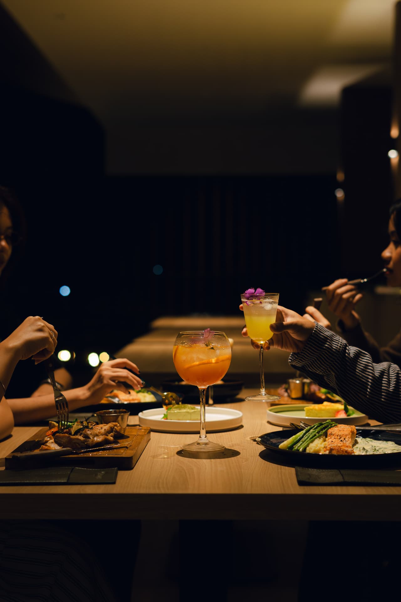 Pengunjung menikmati makan malam di Magnolia