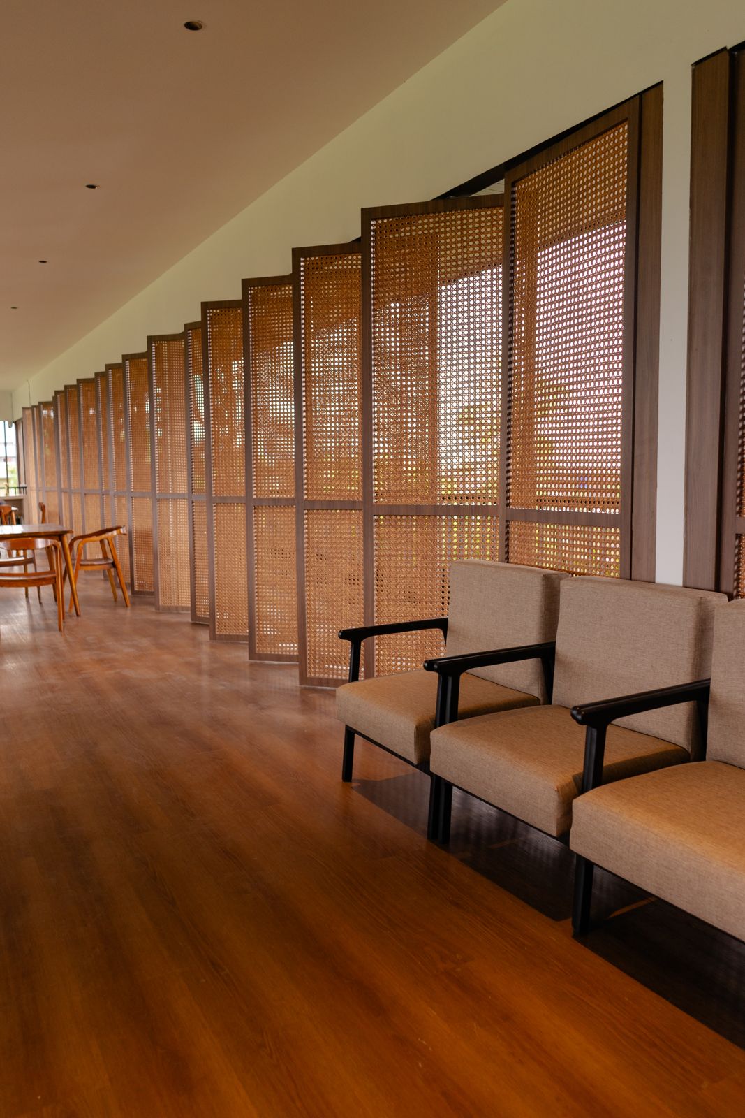 Suasana bangunan dan area Magnolia Coffee & Asri Golf (02)