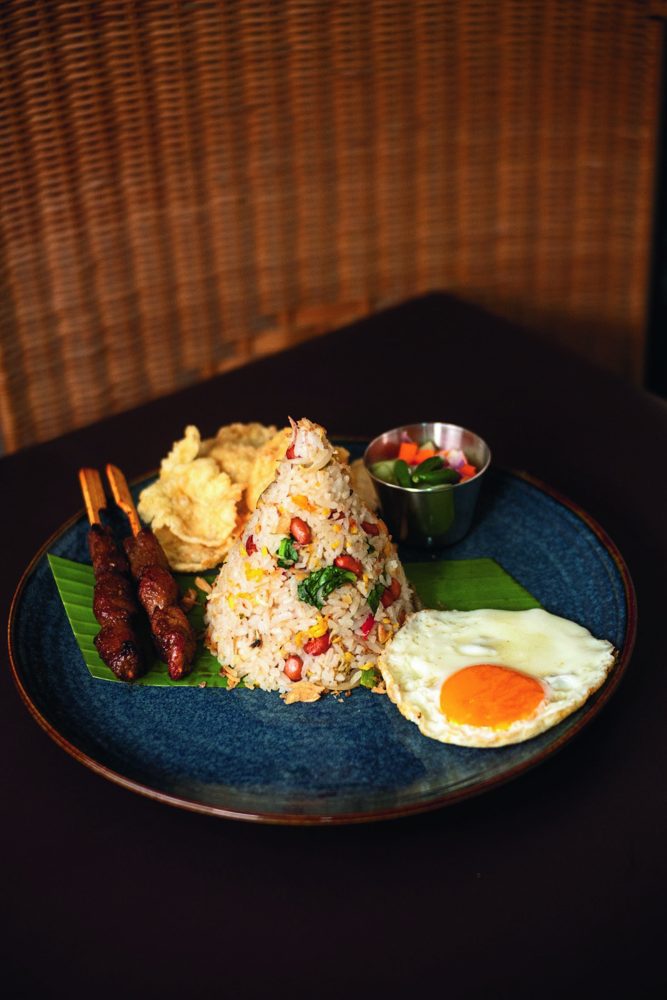 Nasi goreng Asri dengan sate maranggi dan telur
