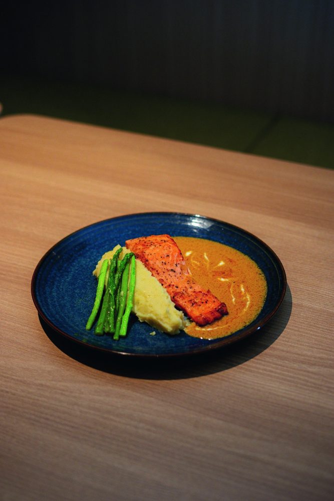 Salmon panggang dengan asparagus