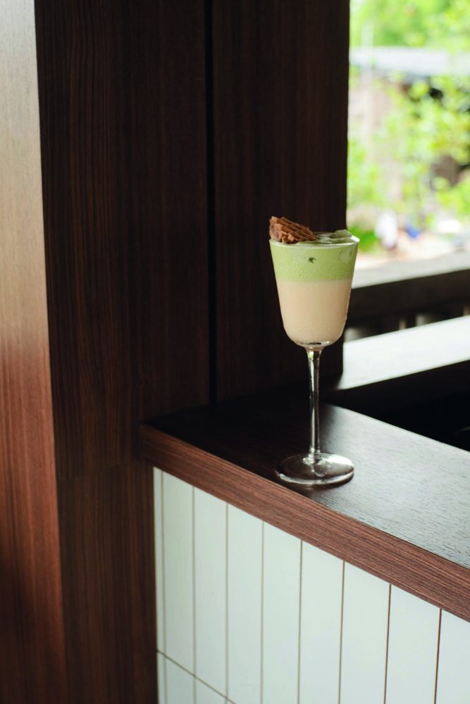 Matcha cloud drink di dekat jendela