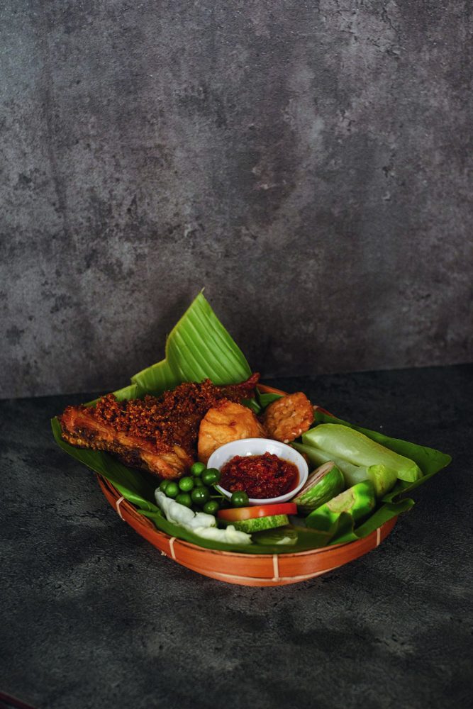 Ayam bakar khas Nusantara dengan lalapan