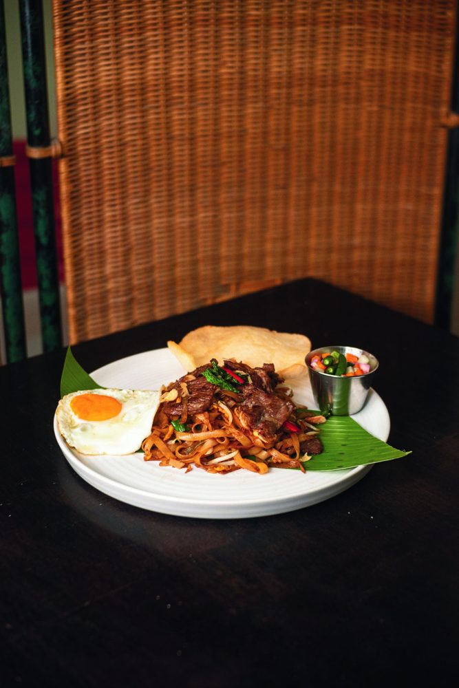Mie goreng dengan telur mata sapi