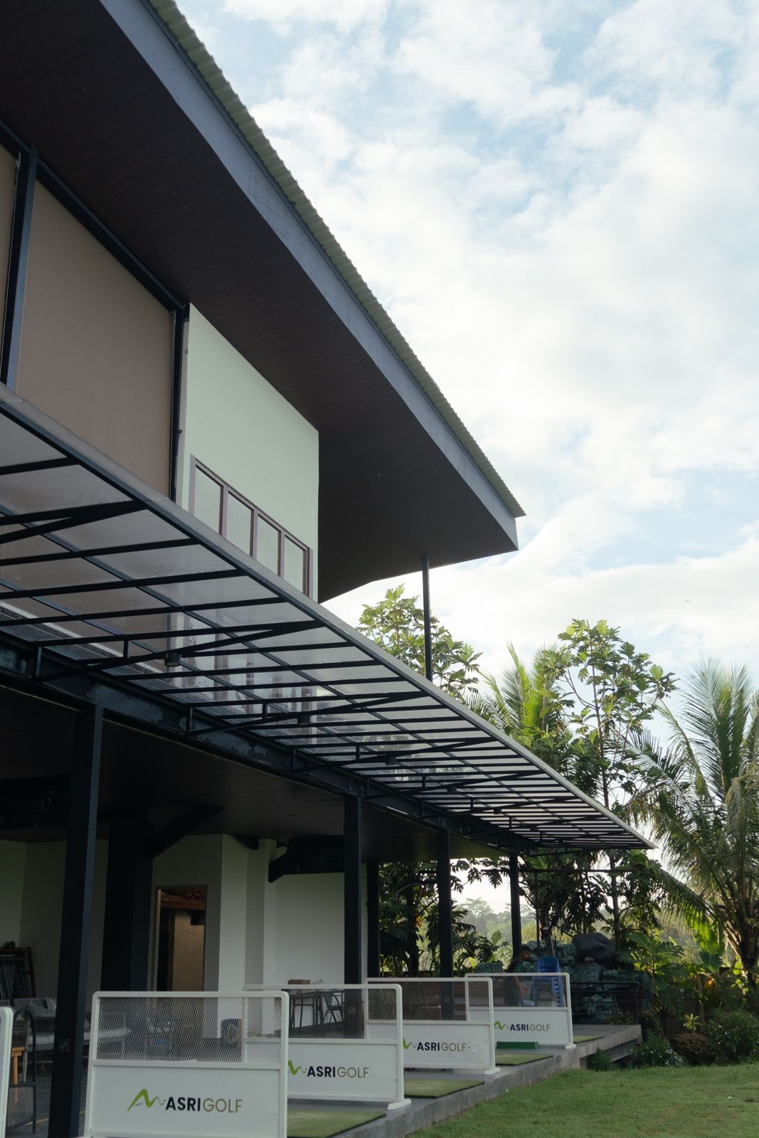Suasana bangunan dan area Magnolia Coffee & Asri Golf (12)