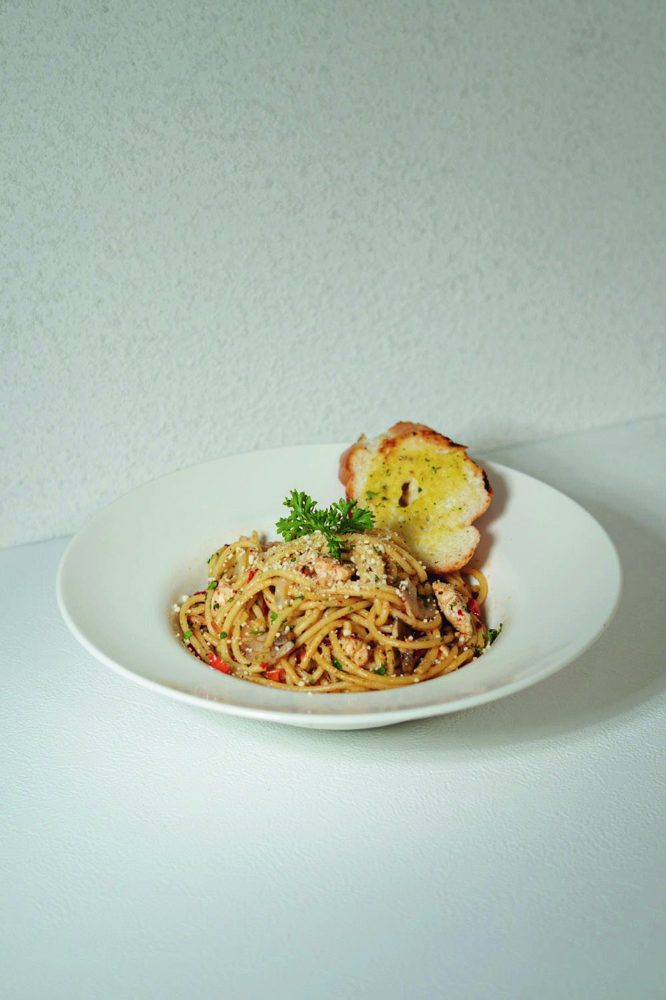 Sepiring pasta dengan saus gurih