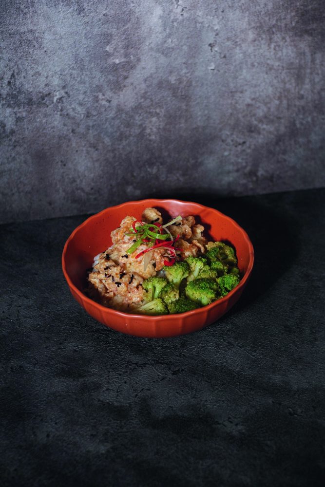 Rice bowl ayam dengan sayuran segar