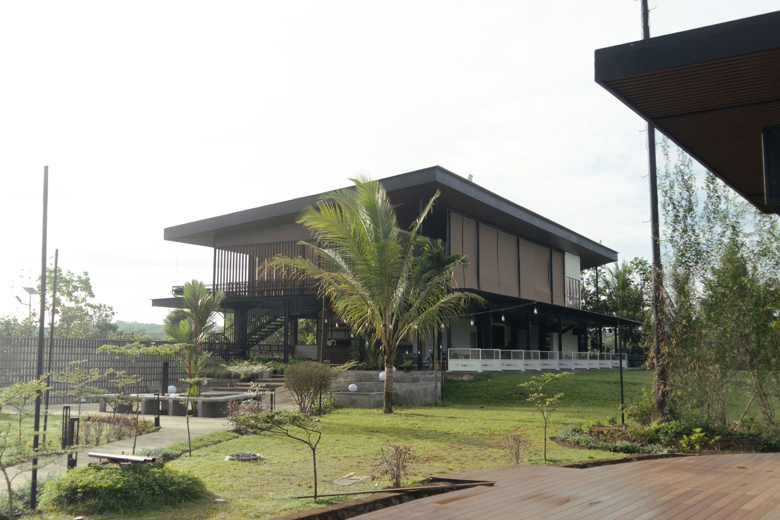 Suasana bangunan dan area Magnolia Coffee & Asri Golf (10)