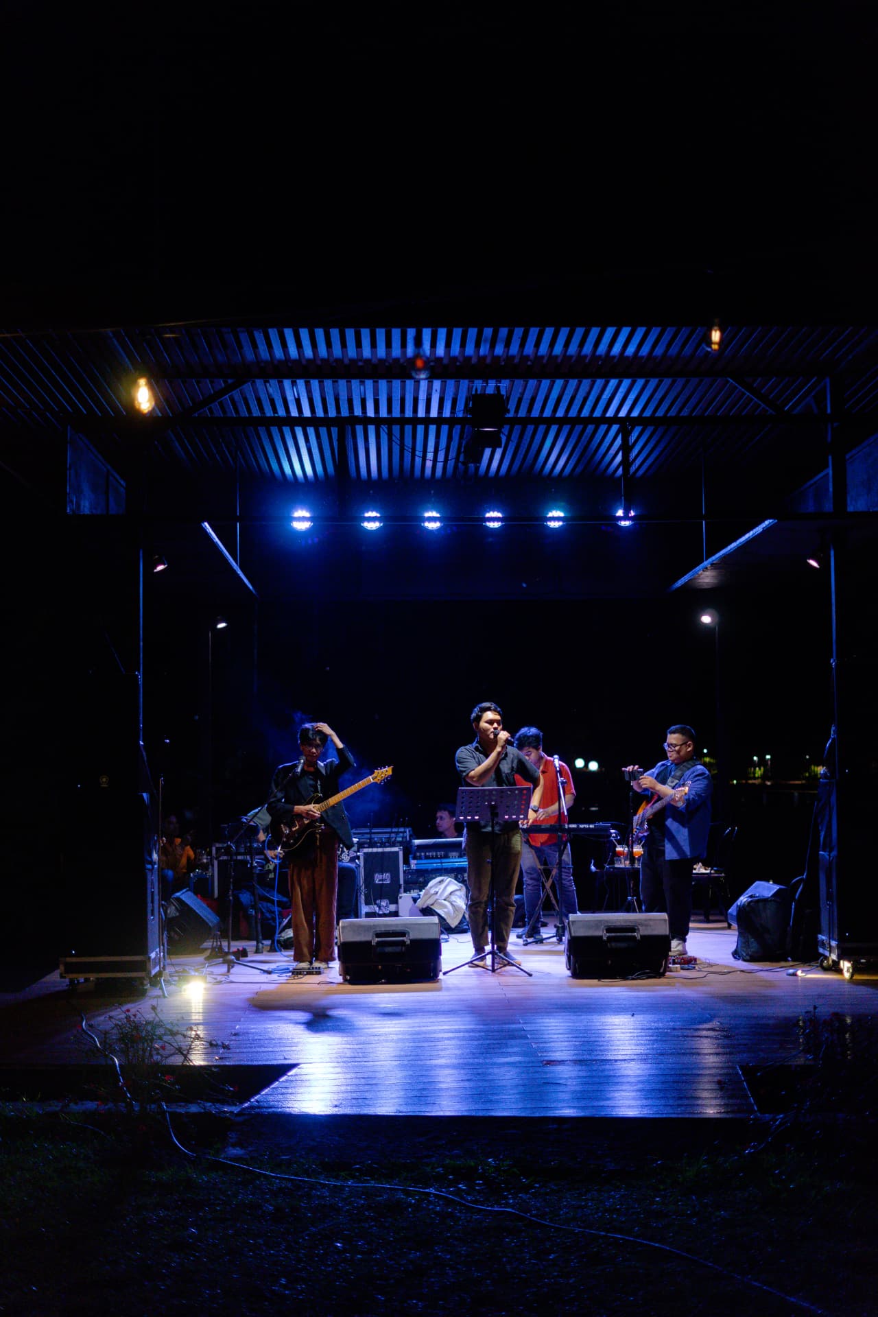 Penampil live music Full Band Session hari Minggu di Magnolia Coffee