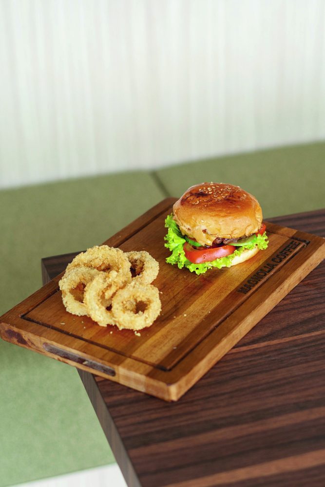 Asri Burger dengan onion ring di papan kayu