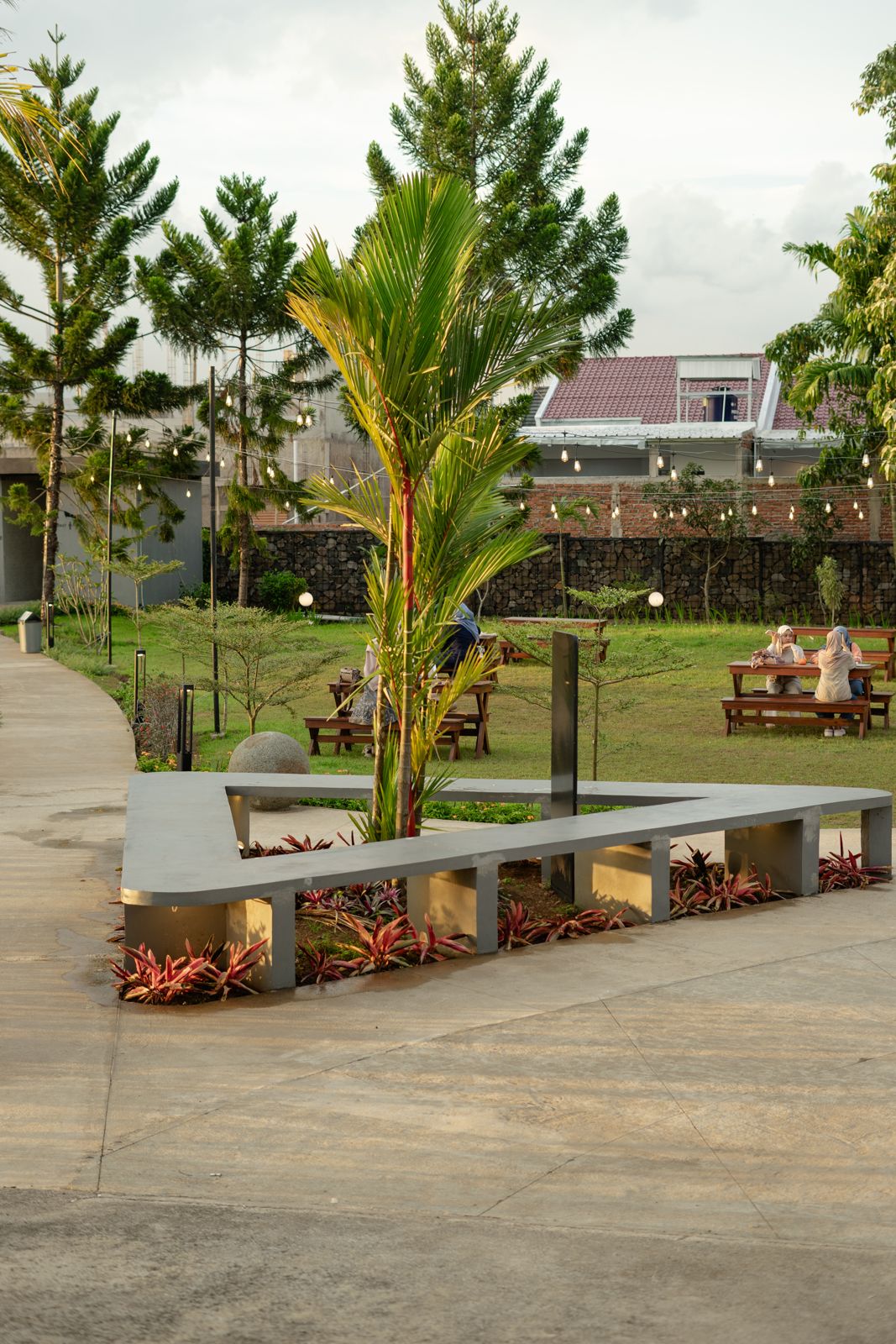 Suasana bangunan dan area Magnolia Coffee & Asri Golf (01)