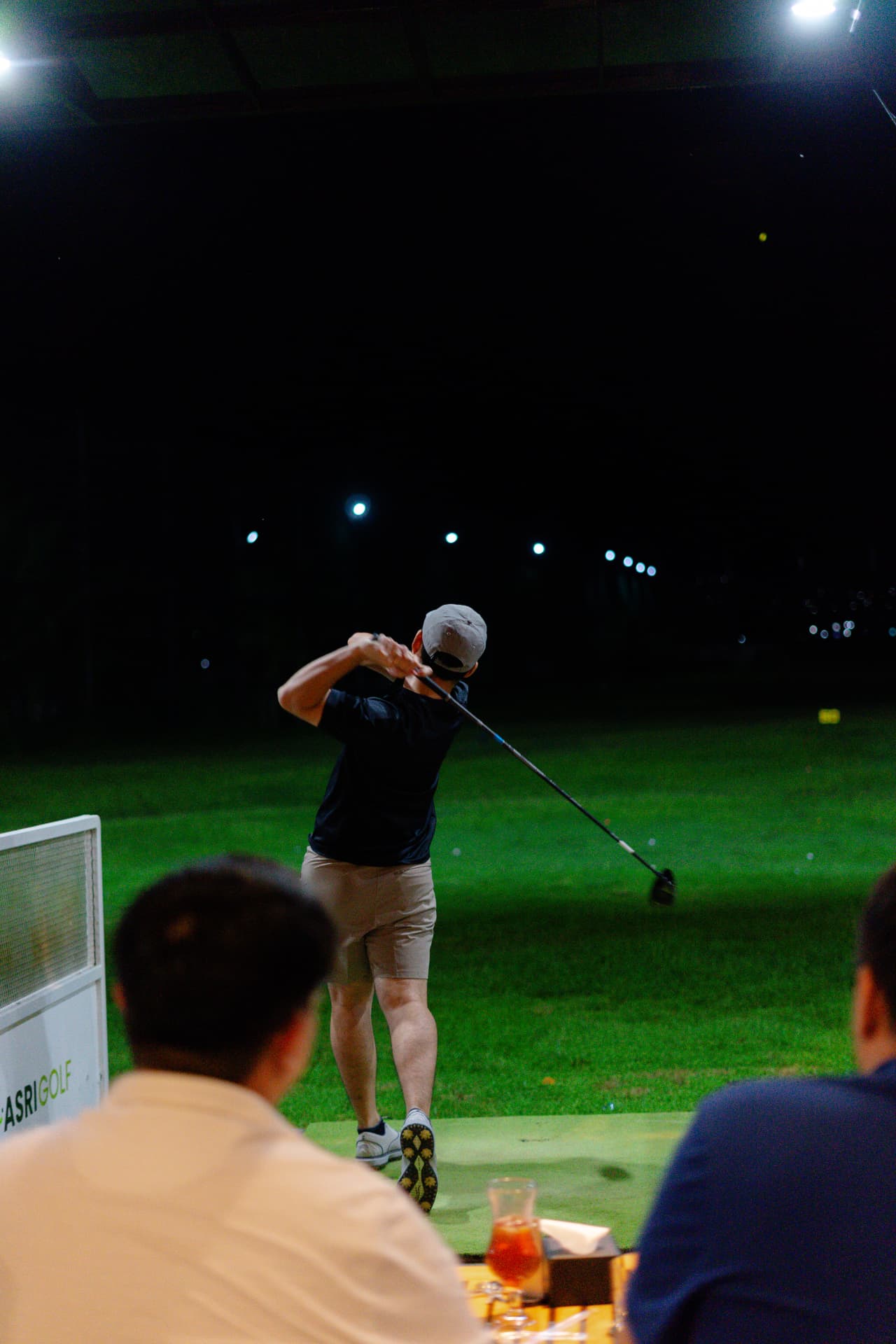 Pengunjung berlatih ayunan di driving range Asri Golf saat malam