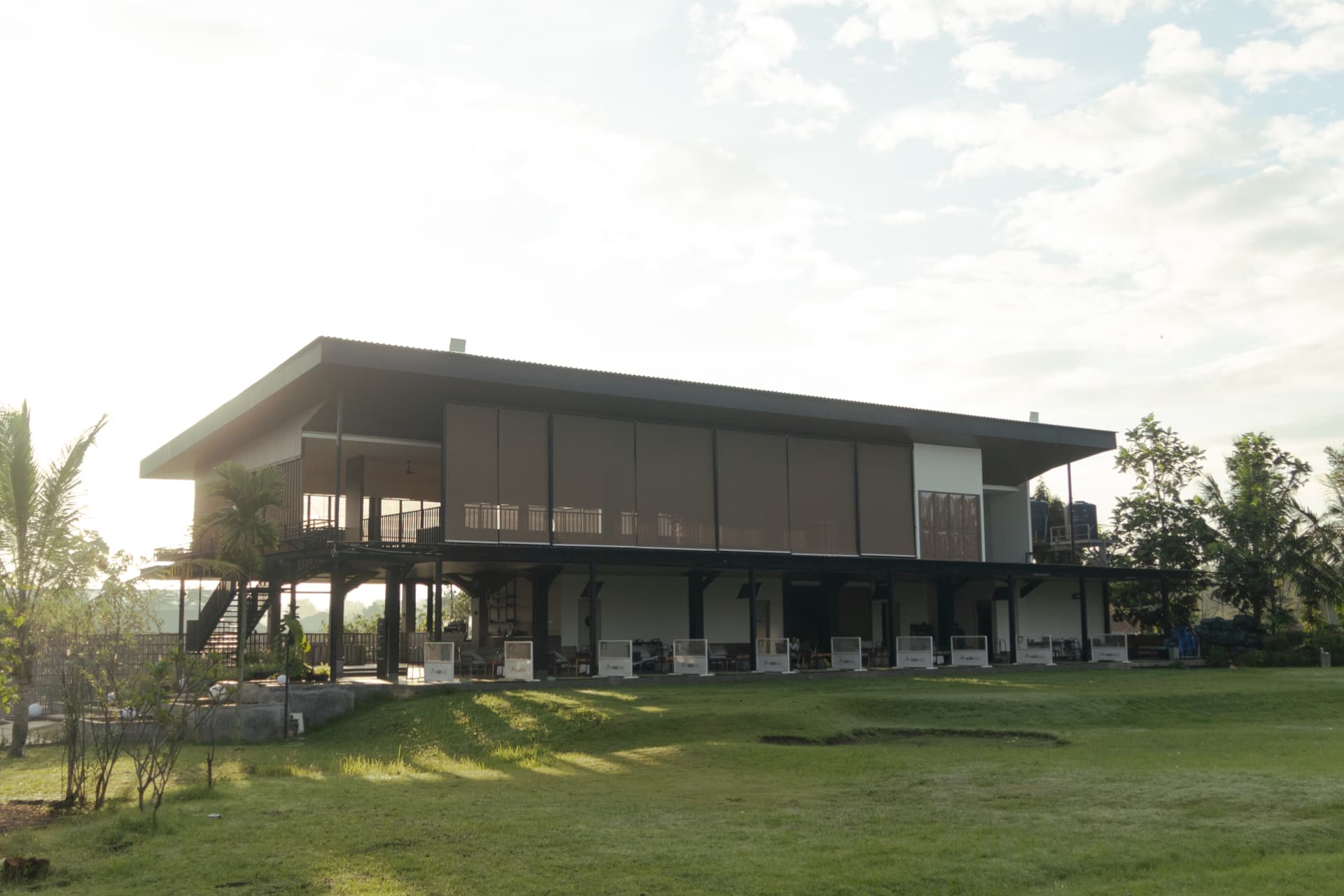 Bangunan utama Magnolia Coffee & Asri Golf di Cianjur dengan taman hijau