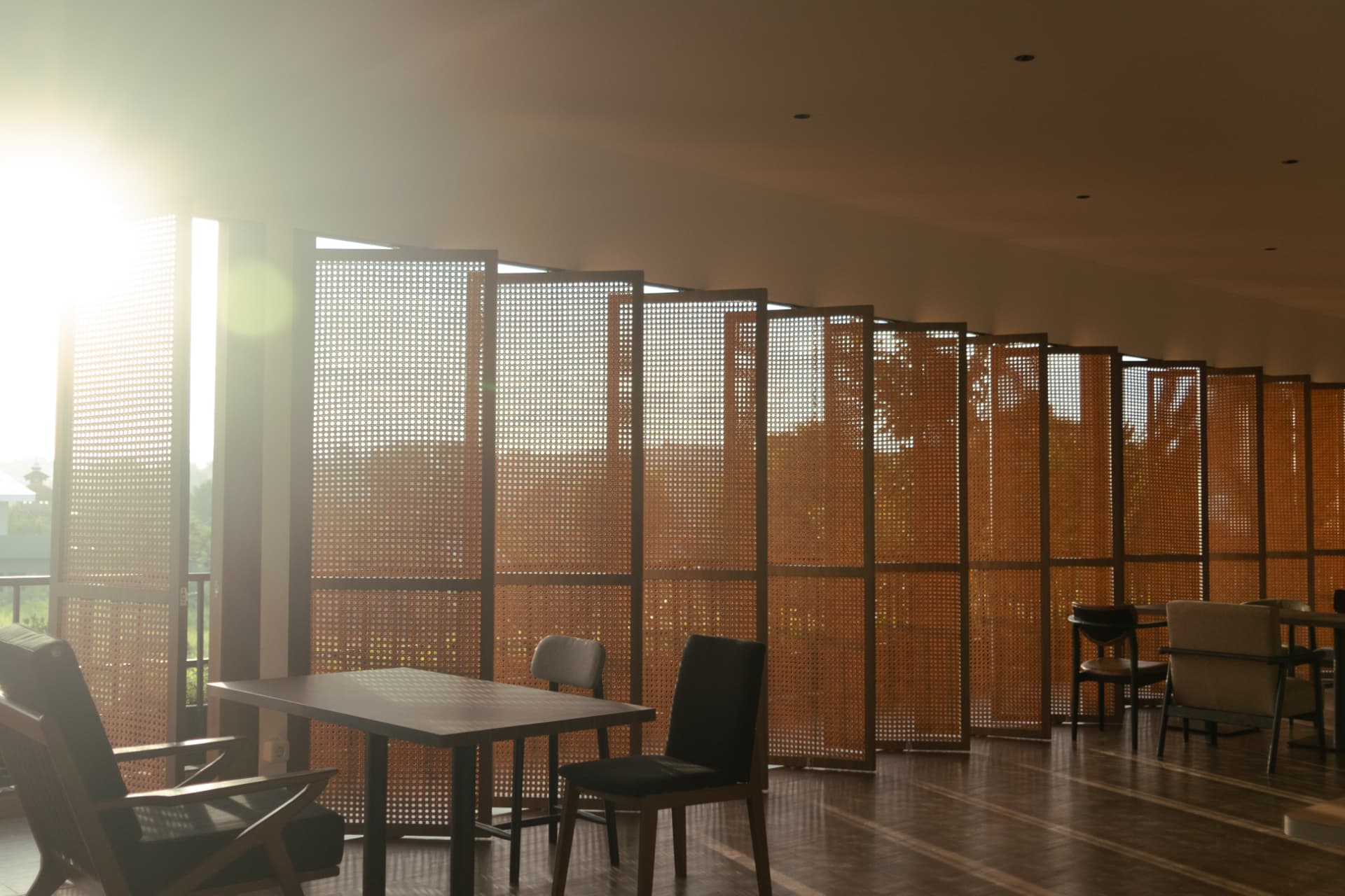 Interior indoor Magnolia Coffee dengan cahaya sore