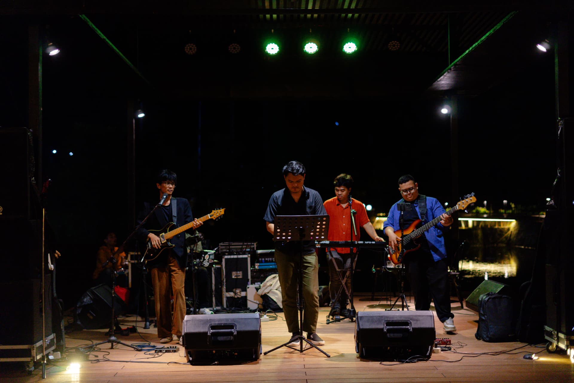 Penampil live music Full Band Session hari Jumat di Magnolia Coffee