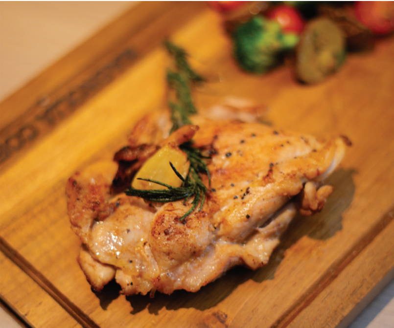 Chicken steak panggang dengan rosemary di papan kayu