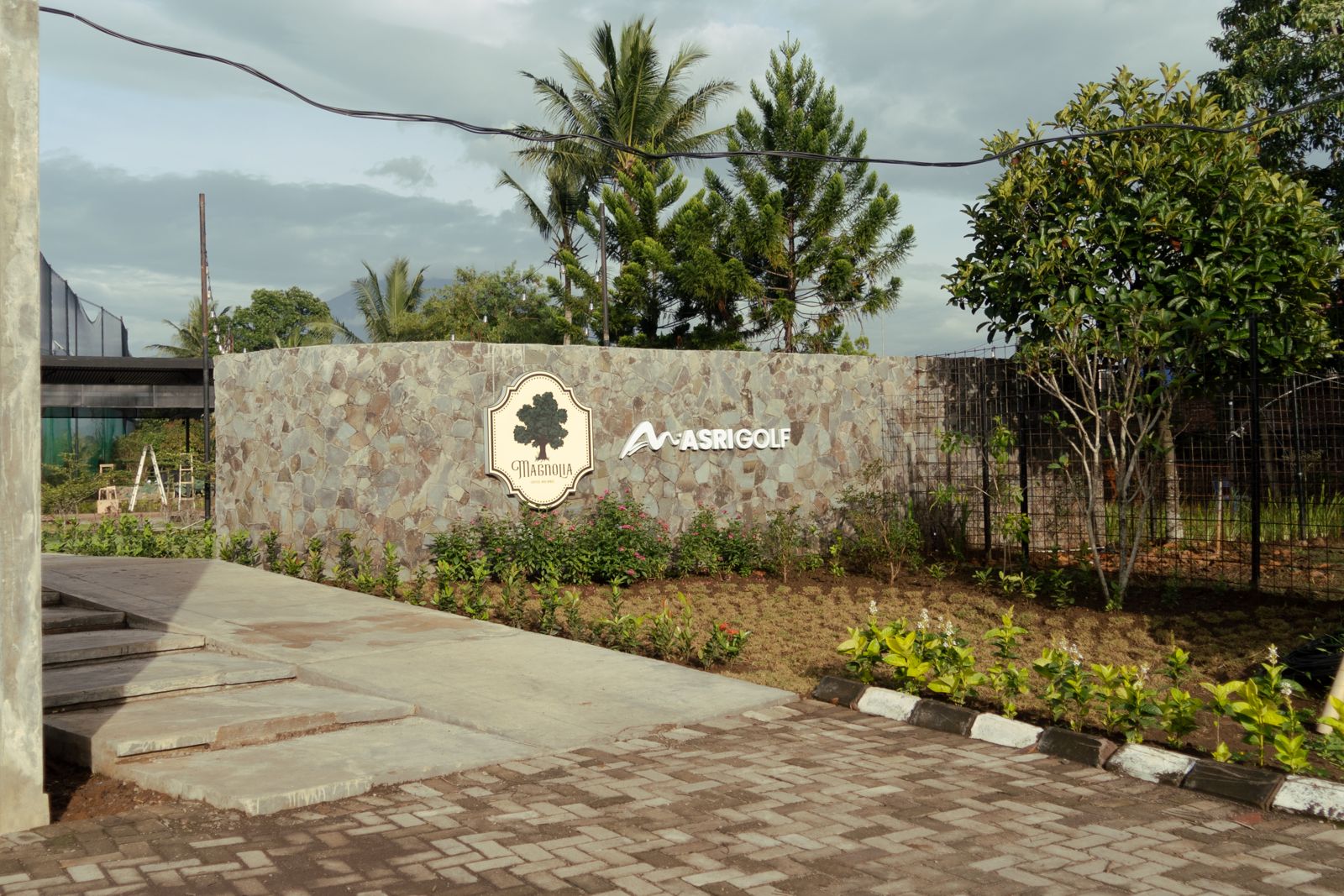 Suasana bangunan dan area Magnolia Coffee & Asri Golf (07)